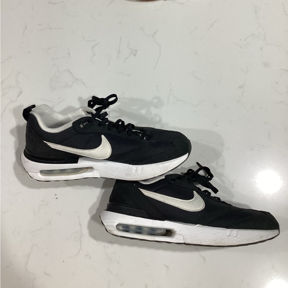 Nike Black and White Athletic Shoes Sleek Design - Picture 4 of 6